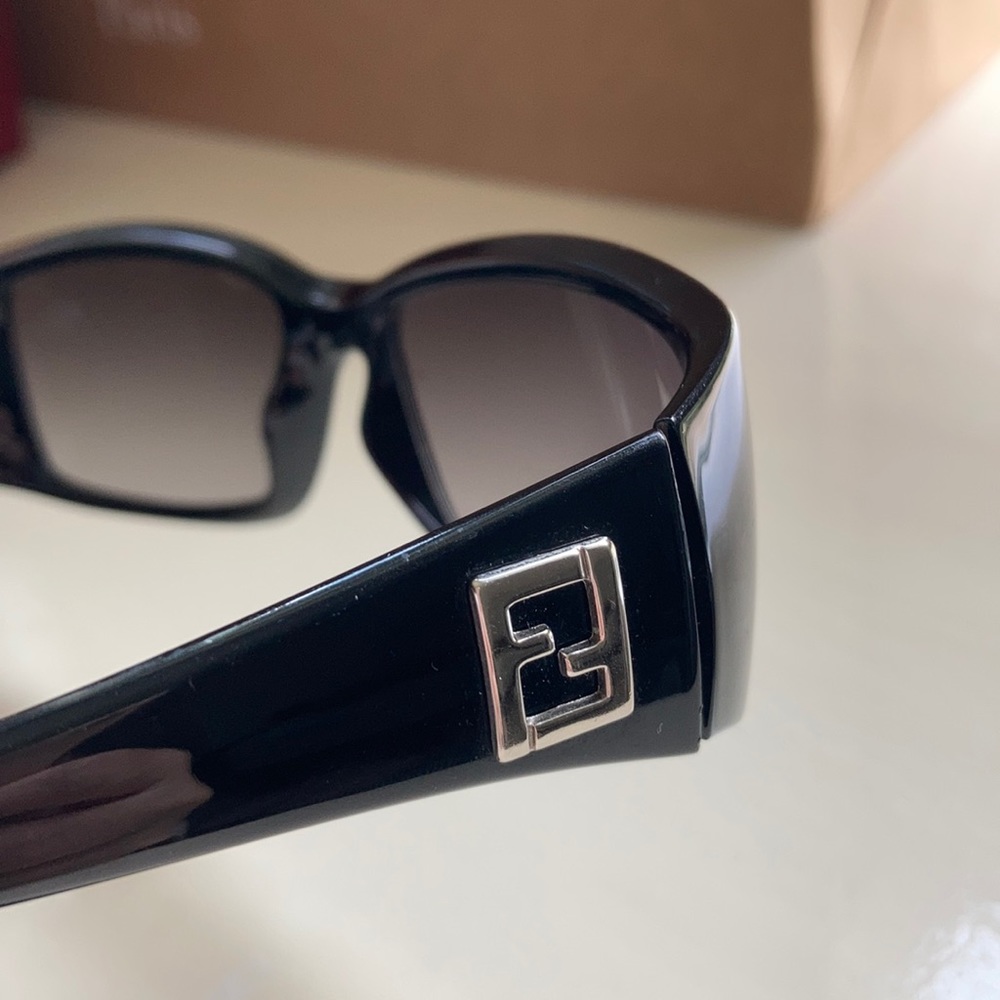 Fendi sunglasses and case - Picture 9 of 15